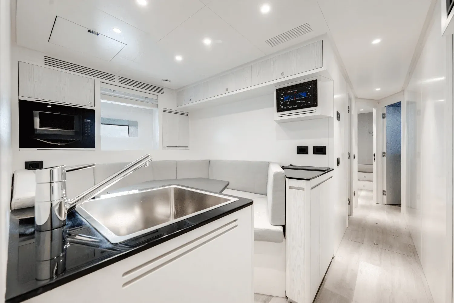 Azimut Grande 36M Detail