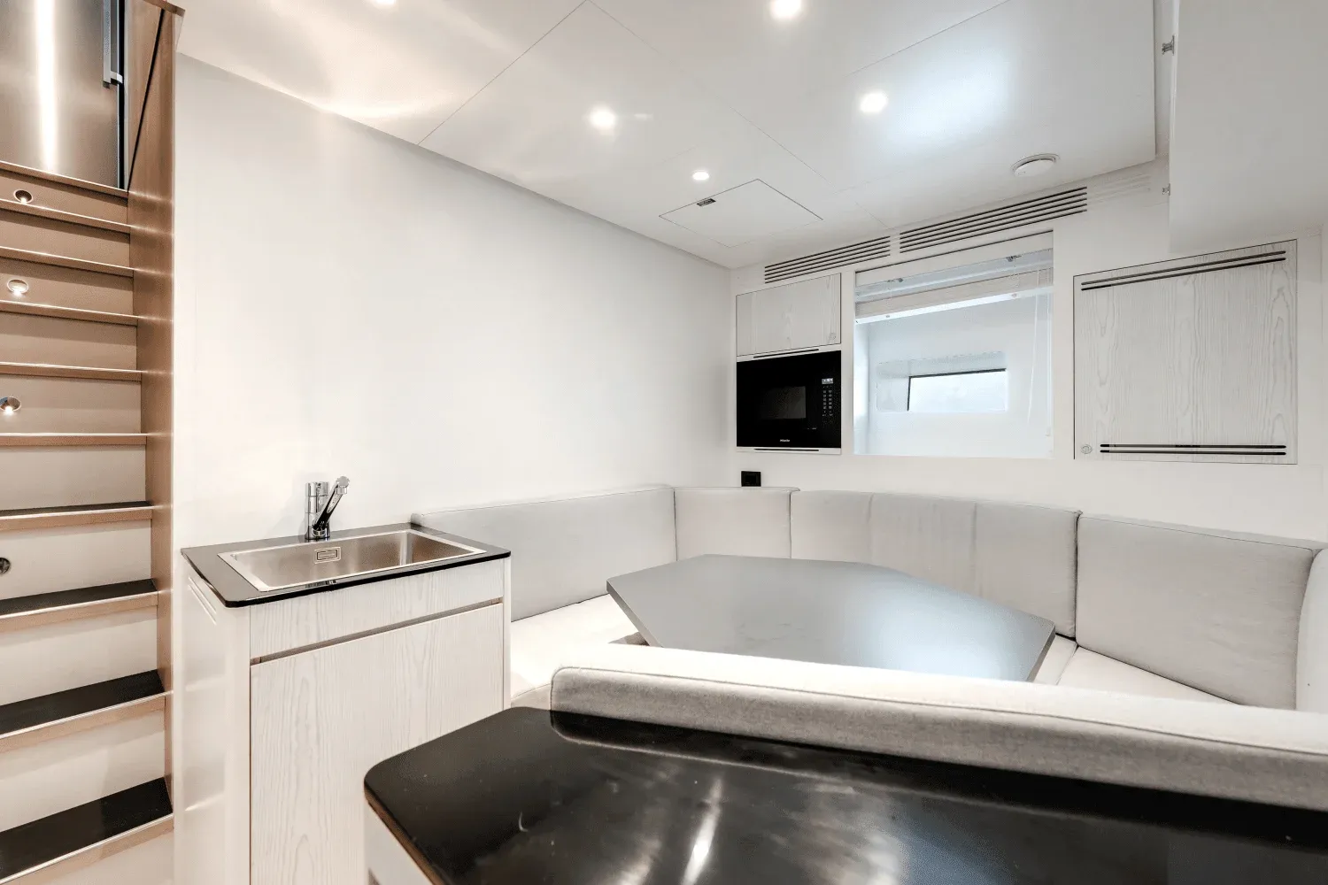 Azimut Grande 36M Detail
