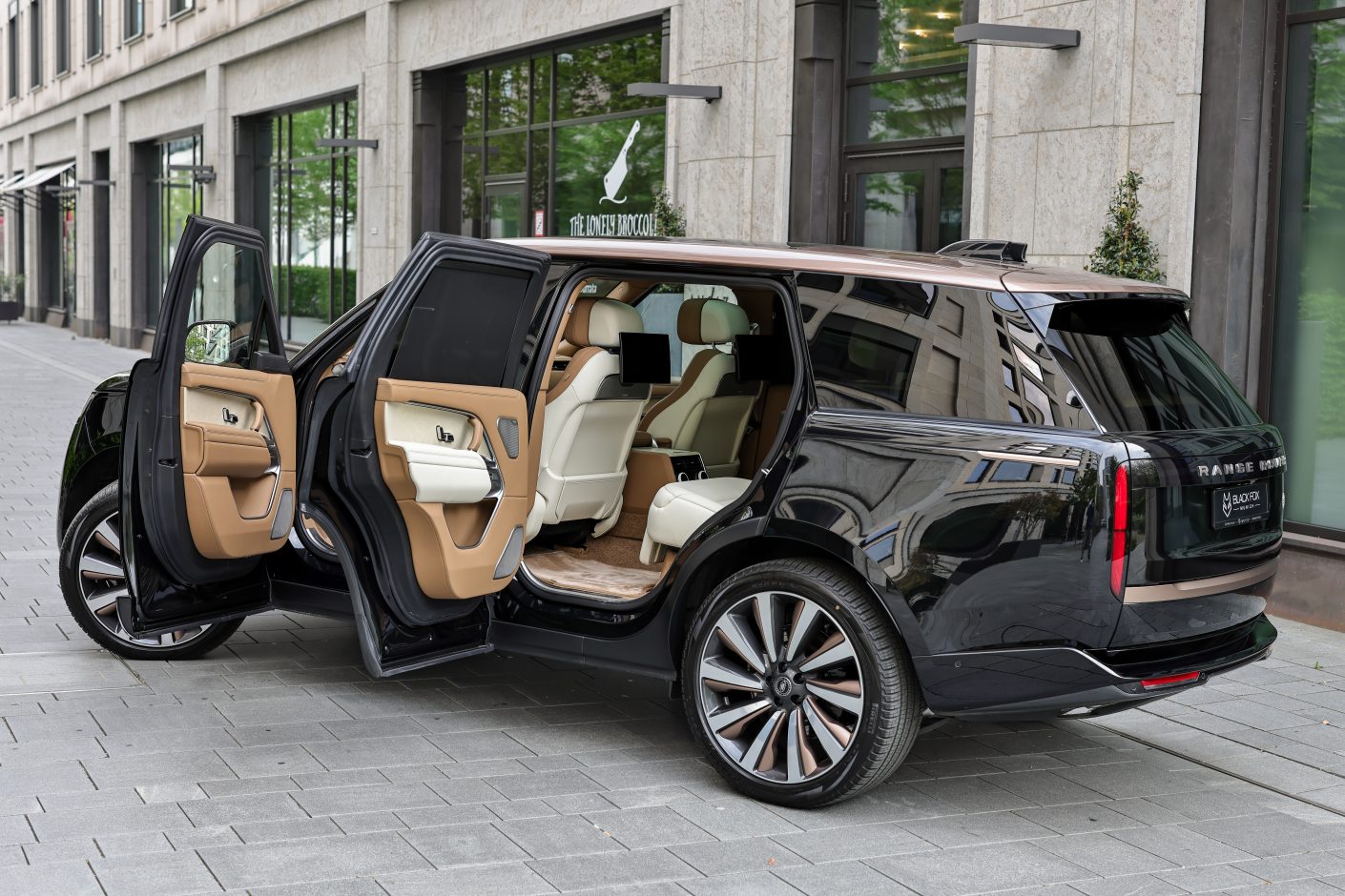 Range Rover SV LWB Detail
