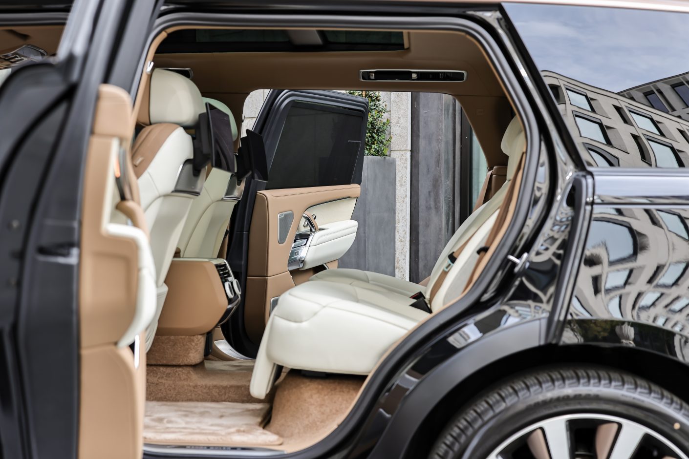 Range Rover SV LWB Detail