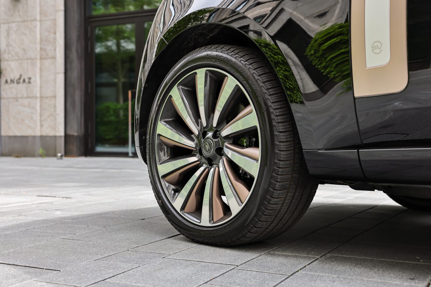 Range Rover SV LWB Detail