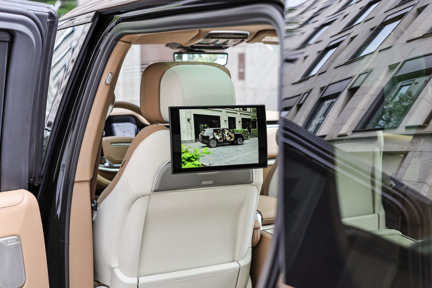 Range Rover SV LWB Detail
