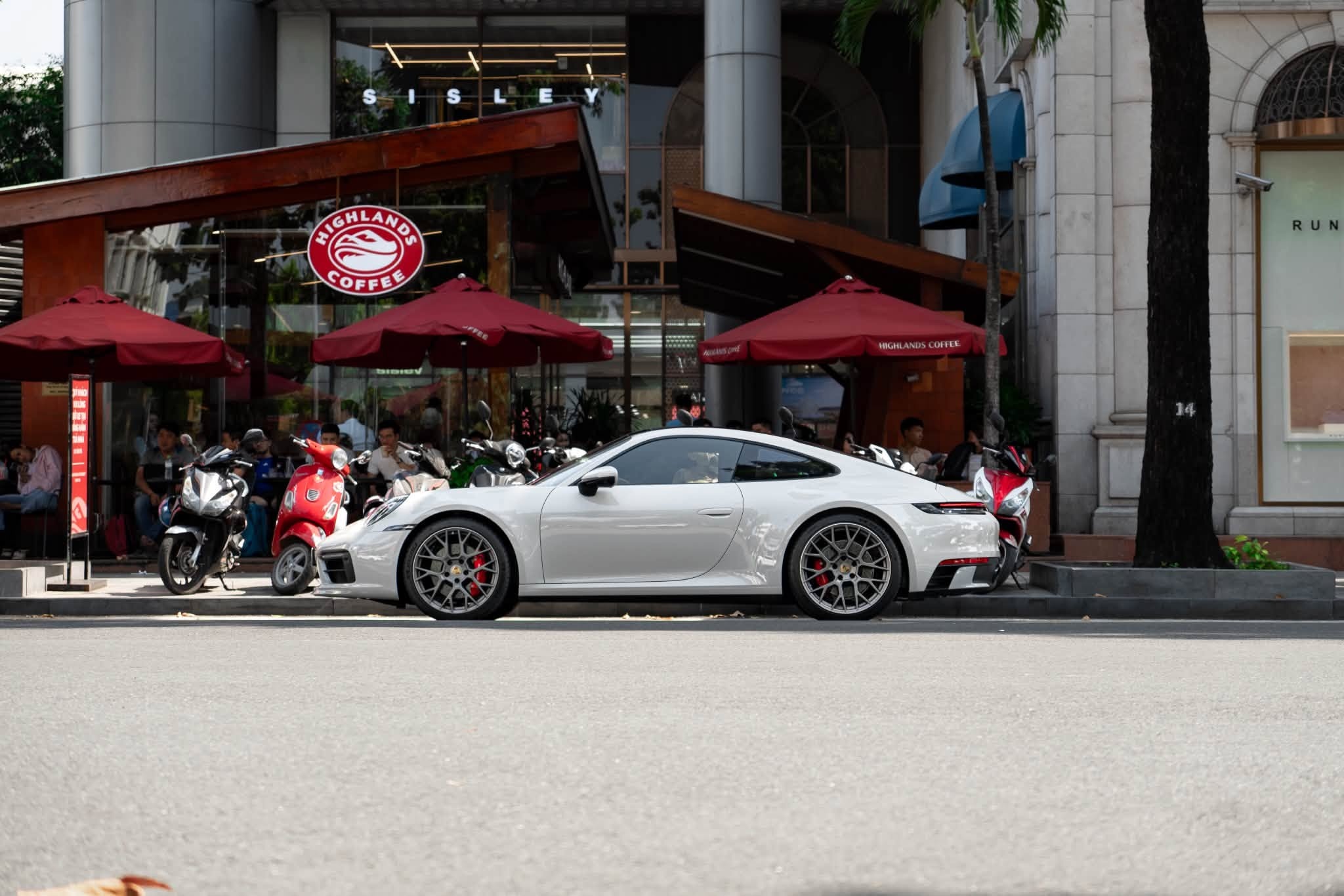 Porsche 911 Carrera S (992): Lăn Bánh 9,000 km, Build Option Chính Hãng 2.7 Tỷ Cực VIP - Ảnh thực tế 4