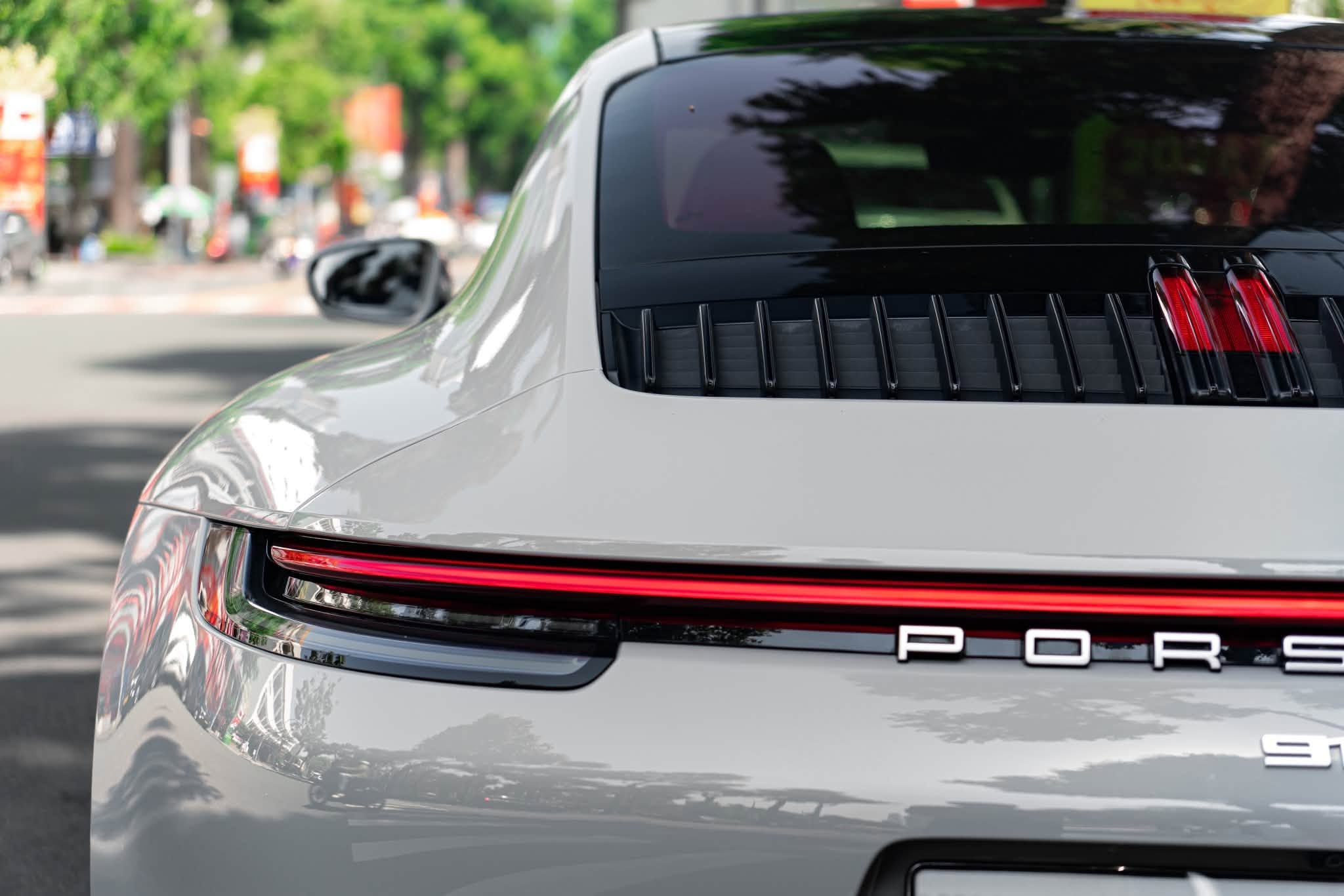 Porsche 911 Carrera S (992): Lăn Bánh 9,000 km, Build Option Chính Hãng 2.7 Tỷ Cực VIP - Ảnh thực tế 6