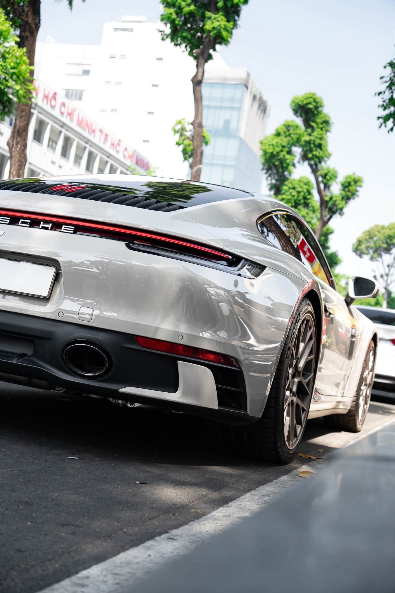 Porsche 911 Carrera S (992): Lăn Bánh 9,000 km, Build Option Chính Hãng 2.7 Tỷ Cực VIP - Ảnh thực tế 7