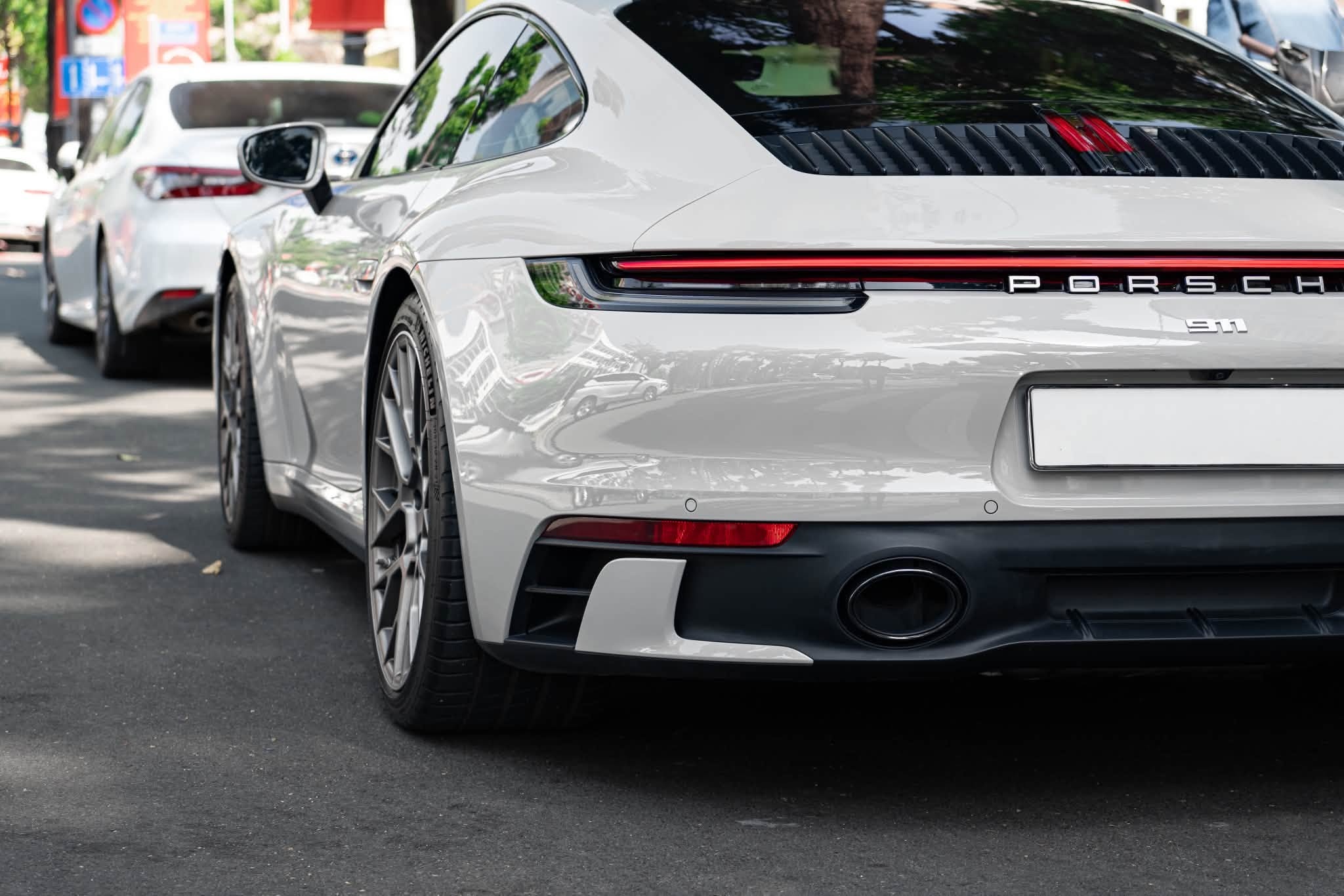 Porsche 911 Carrera S (992): Lăn Bánh 9,000 km, Build Option Chính Hãng 2.7 Tỷ Cực VIP - Ảnh thực tế 8