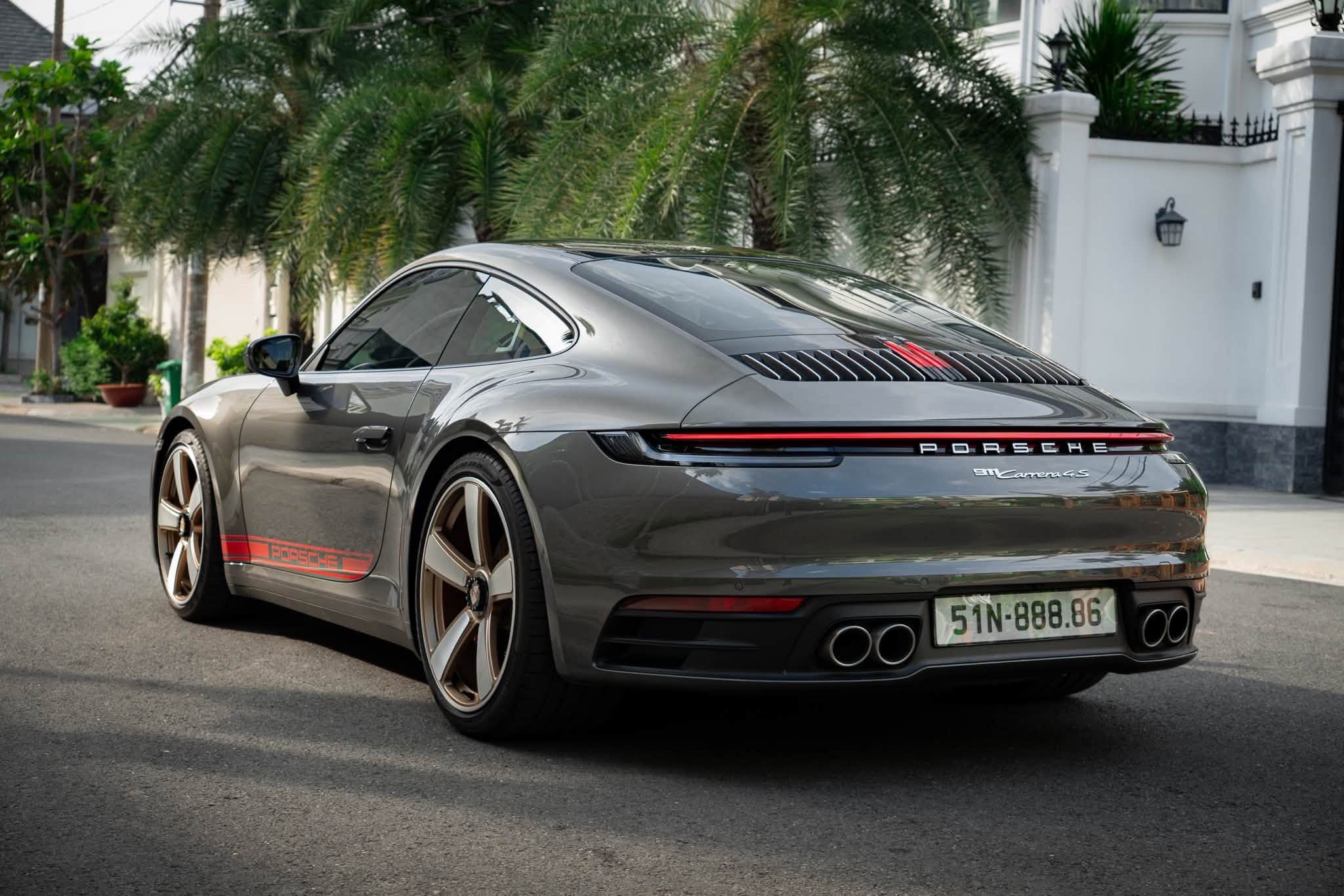 Porsche 911 Carrera 4S (992): Lướt 7,800 km, Còn BH Chính Hãng 2028, Tặng 2 Bộ Mâm, Giá 8.x Tỷ - Ảnh thực tế 7